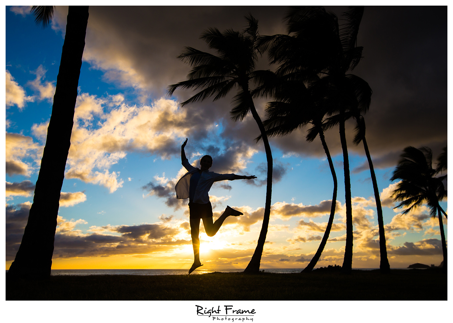 > Hawaii Sunset Senior Portraits Photography by RIGHT FRAME PHOTOGRAPHY